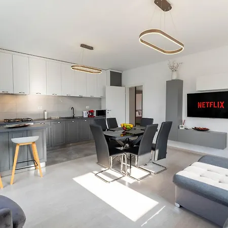 Apartment Mohost Dynamic - Modern 2br With Free Parking
